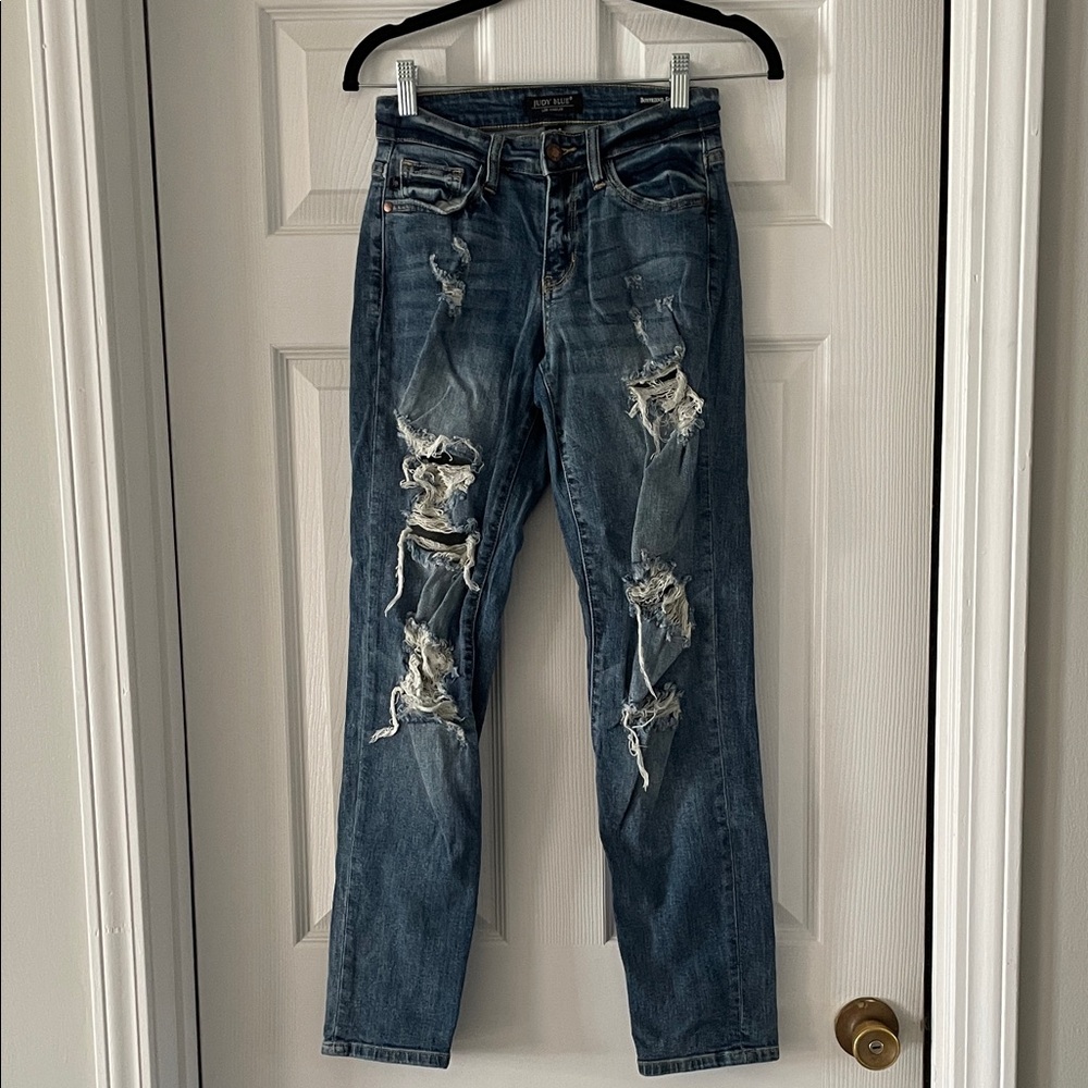 Judy Blue Distressed Boyfriend Jeans in Blue